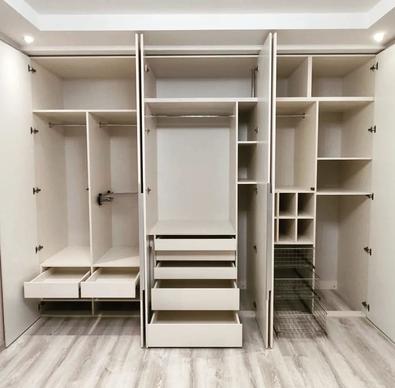 Встроенные распашные шкафы-Встроенный заказной шкаф с распашными дверями «Модель 24»-фото2